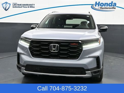 Used 2025 Honda Pilot TrailSport image 2