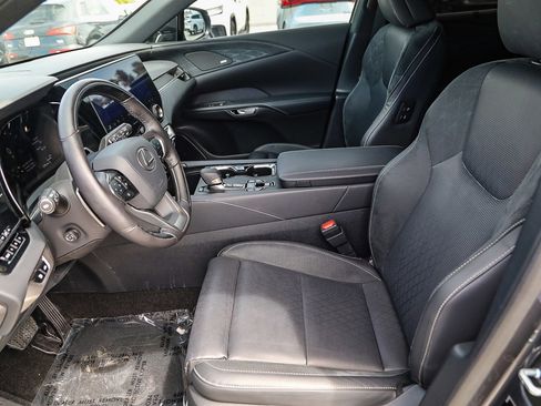 Used 2025 Lexus RX 450h AWD w/ Convenience Package image 17