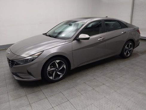 Used 2022 Hyundai Elantra Limited w/ Preferred Accessory Package FWD image 2