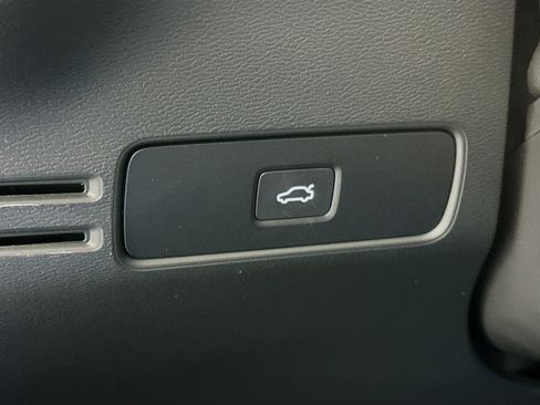 Used 2025 Volvo XC40 B5 Plus image 17