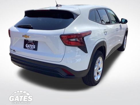 Used 2024 Chevrolet Trax LS w/ LS Convenience Package FWD image 9