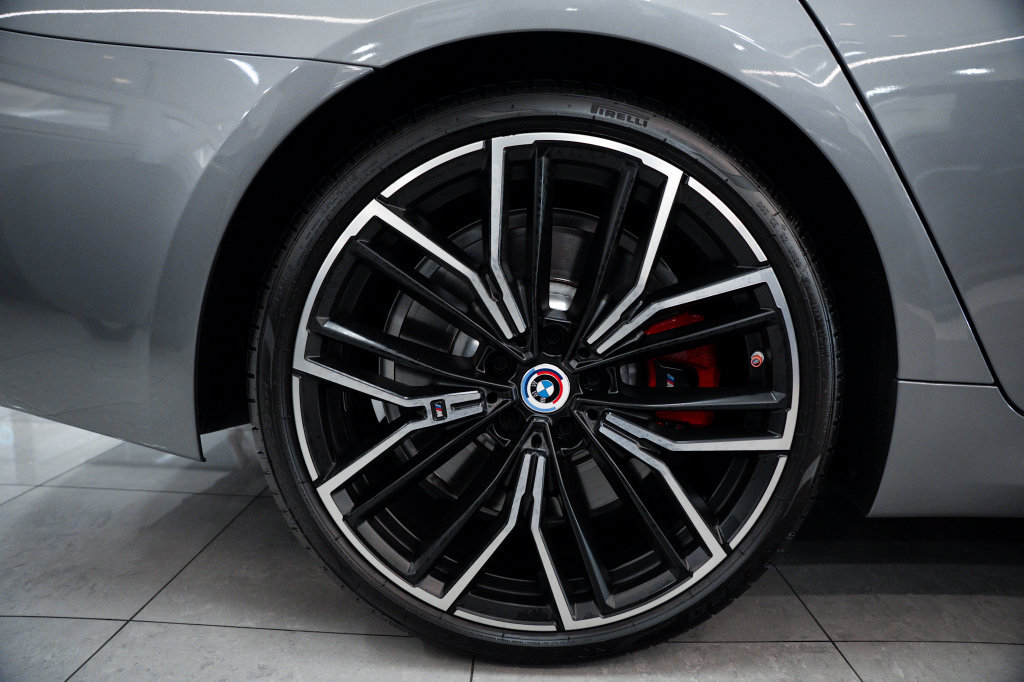 Used 2023 BMW M550i xDrive w/ Executive Package AWD/4WD image 6