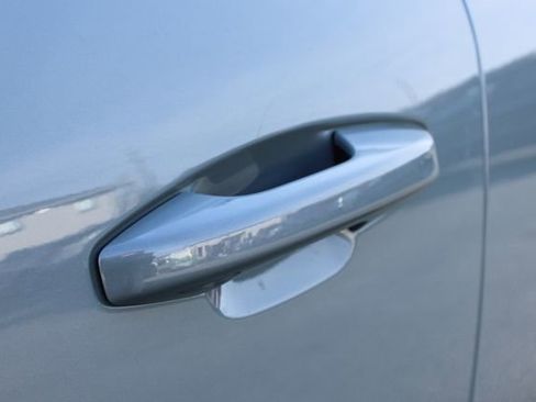 Used 2025 Volvo XC40 B5 Core image 9