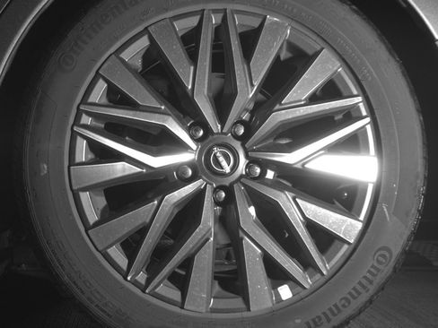 Used 2025 Nissan Altima 2.5 SV FWD image 14