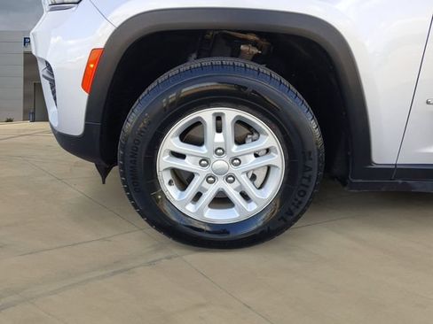 Used 2024 Jeep Grand Cherokee Laredo RWD image 14
