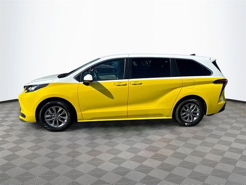 Used 2022 Toyota Sienna LE image 9