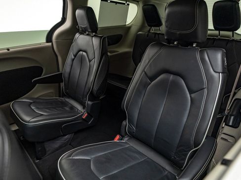 Used 2022 Chrysler Pacifica Limited image 17