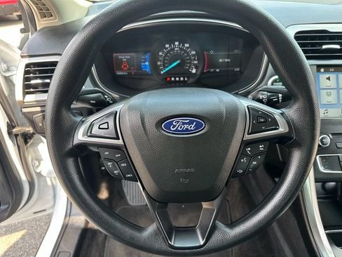 Used 2018 Ford Fusion SE w/ Fusion SE Technology Package FWD image 12