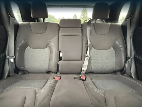 Used 2019 Jeep Cherokee Latitude w/ Popular Appearance Group FWD image 22