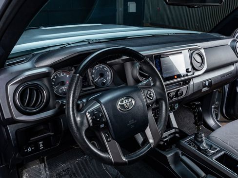 Used 2016 Toyota Tacoma TRD Sport image 16