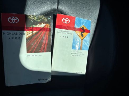 Used 2022 Toyota Highlander XLE FWD image 30
