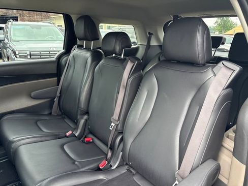 Used 2025 Kia Carnival FWD image 20