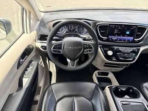 Used 2023 Chrysler Pacifica Touring-L FWD image 15