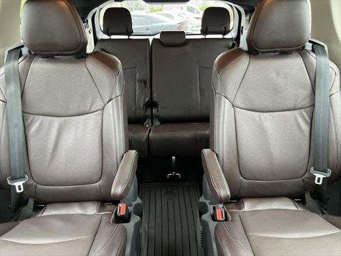 Certified 2024 Toyota Sienna Platinum image 36