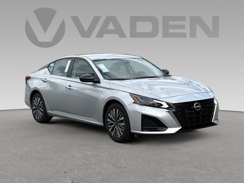 Used 2024 Nissan Altima 2.5 SV image 1