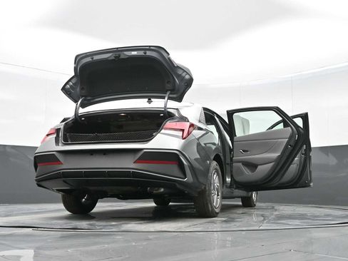 Used 2025 Hyundai Elantra SE FWD image 42