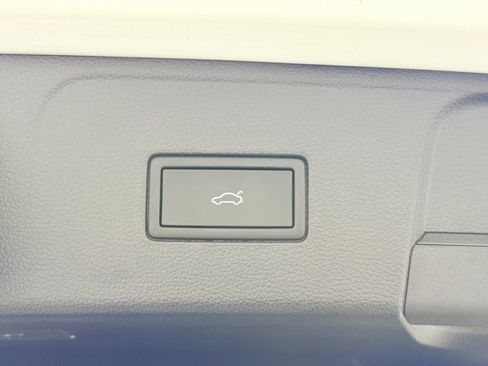 Used 2025 Volkswagen Atlas SE w/ Black Wheel Package image 11