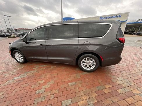 Used 2023 Chrysler Pacifica Touring-L image 31