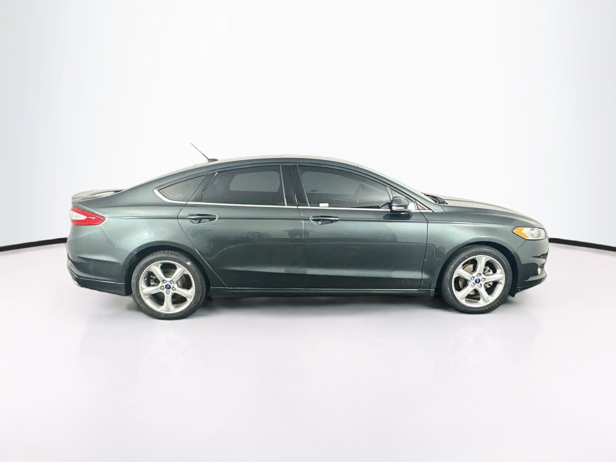 Used 2015 Ford Fusion SE w/ Equipment Group 201A FWD image 10