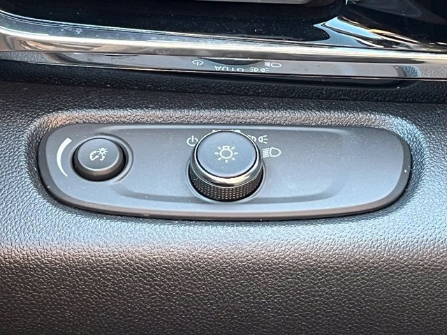 Used 2025 Buick Envista Sport Touring w/ Convenience I Package FWD image 33