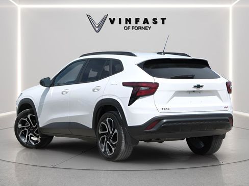 Used 2025 Chevrolet Trax RS w/ Sunroof Package FWD image 2