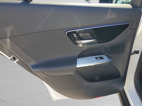 Used 2025 Mercedes-Benz GLC 300 image 11