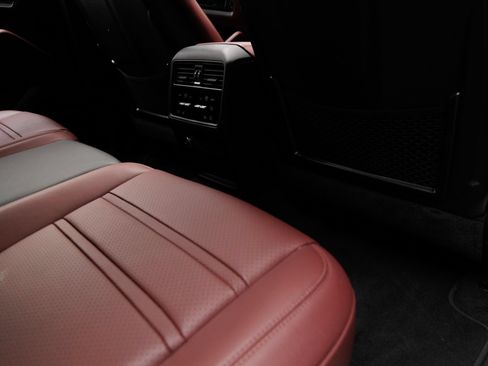 Certified 2025 Porsche Cayenne E-Hybrid AWD/4WD image 38