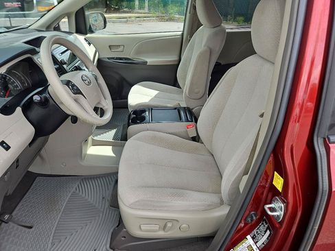 Used 2011 Toyota Sienna LE FWD image 11