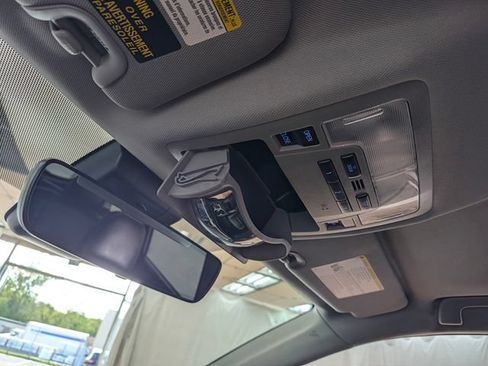 Used 2019 Toyota Highlander XLE AWD/4WD image 12