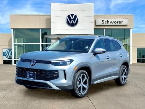 Certified 2025 Volkswagen Tiguan SE AWD/4WD image 2