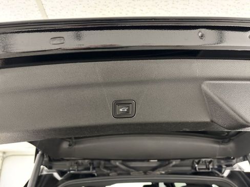 Used 2024 GMC Yukon SLT w/ SLT Luxury Package image 32