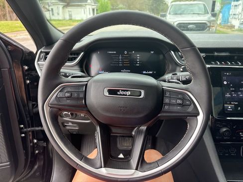 Used 2024 Jeep Grand Cherokee Altitude image 13