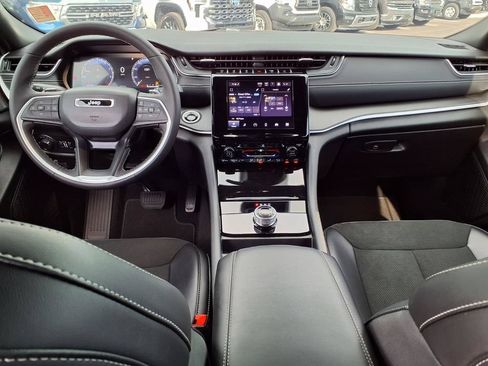 Used 2025 Jeep Grand Cherokee L Altitude RWD image 19