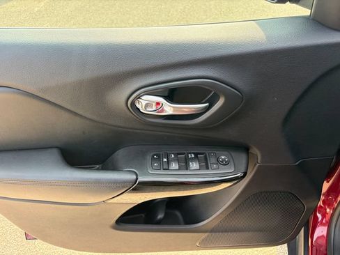 Used 2019 Jeep Cherokee Latitude Plus AWD/4WD image 23