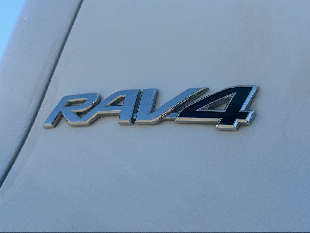 Used 2021 Toyota RAV4 XLE w/ Convenience Package FWD image 39