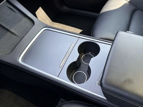 Used 2022 Tesla Model Y Long Range AWD/4WD image 16