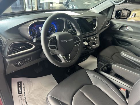 New 2025 Chrysler Pacifica Select FWD image 6