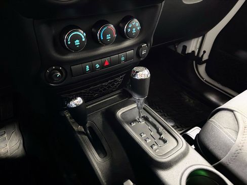 Used 2016 Jeep Wrangler Rubicon w/ Power Convenience Group image 17