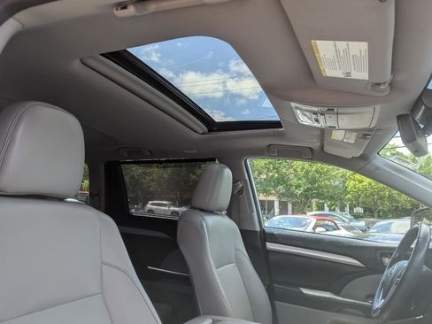 Used 2018 Toyota Highlander XLE AWD/4WD image 38