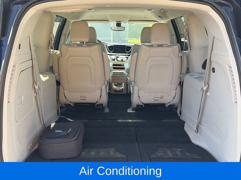 Used 2018 Chrysler Pacifica Touring-L FWD image 8