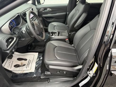 New 2027 Chrysler Pacifica Select w/ Family Tech Group AWD/4WD image 17