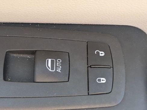 Used 2021 Chrysler Voyager LX FWD image 33