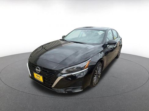 Used 2025 Nissan Altima 2.5 SV image 2