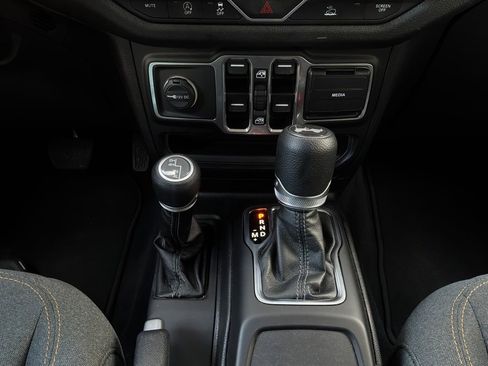 Used 2025 Jeep Wrangler Unlimited Sport AWD/4WD image 19