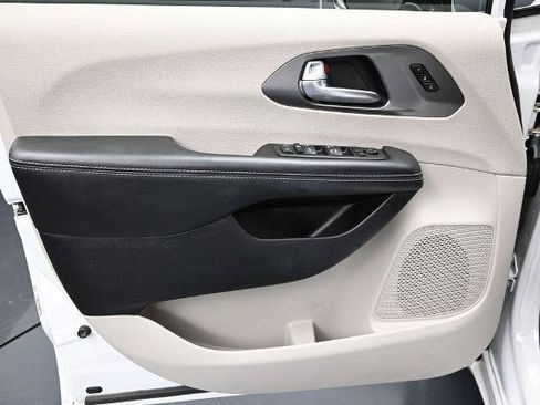 Used 2024 Chrysler Pacifica Touring-L FWD image 18