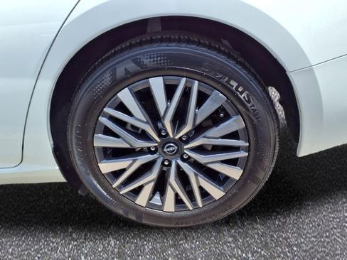 Used 2025 Nissan Altima 2.5 SV FWD image 5