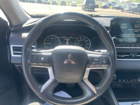 Used 2023 Mitsubishi Outlander SE image 29