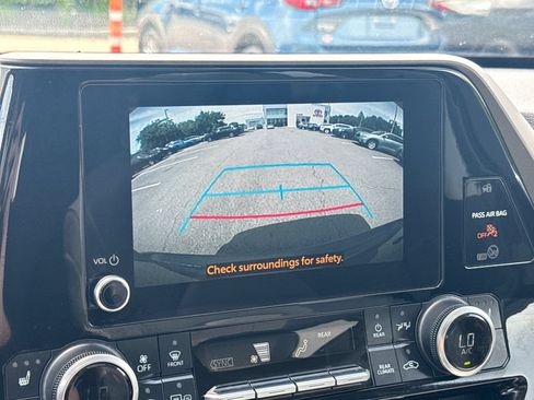 Used 2023 Toyota Highlander XLE AWD/4WD image 26