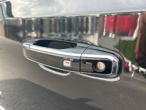 Used 2025 GMC Yukon XL Denali AWD/4WD image 12