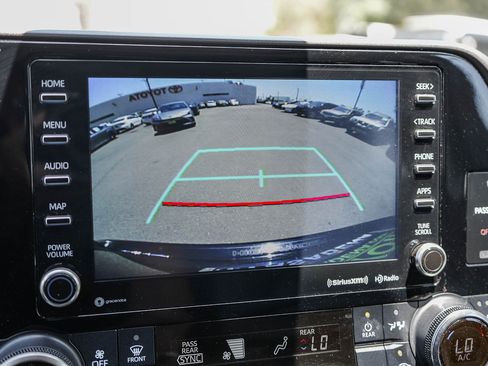 Used 2022 Toyota Highlander XLE FWD image 24